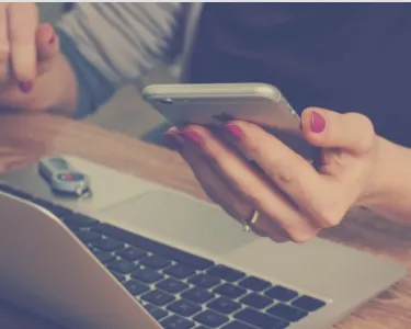 スマートフォンから予約する女性